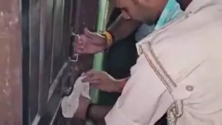 हाजीपुर: उत्पाद विभाग की टीम ने सदर अस्पताल के पीछे वाली गली से शराब बरामदगी मामले में कमरा किया सील