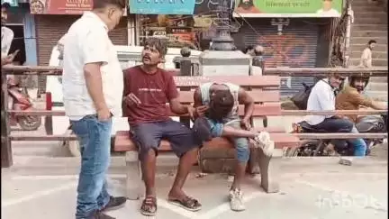 मंडी: इंदिरा मार्किट में नशे में धुत तीन युवकों ने छत पर सांप के साथ खतरनाक करतब दिखाए, पुलिस ने किया पकड़ा
