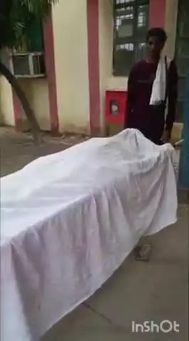 डिबाई: नरौरा थाना क्षेत्र के रतनपुर गांव के पास गंगा स्नान कर लौट रहे श्रद्धालुओं से भरी ट्रैक्टर ट्रॉली पलटी