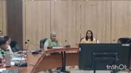 उज्जैन शहर: जिला पंचायत सभा कक्ष में सीईओ ने आयुष्मान कार्ड निर्माण की समीक्षा बैठक ली
