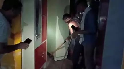 चकरनगर: चकरनगर कस्बा में सपा नेता के प्रतिष्ठान में घुसा जहरीला सर्प, मचा हड़कंप, वन कर्मियों ने किया रेस्क्यू