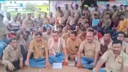 କଣ୍ଟାବାଞ୍ଜି: ବଙ୍ଗୋମୁଣ୍ଡା ରେ ଚାଲିଥିବା ଡ୍ରାଇଭର ୟୁନିୟନ ଆନ୍ଦୋଳନ ତୃତୀୟ ଦିନରେ, ବ୍ଲକ ଉପାଧ୍ୟକ୍ଷ ଙ୍କ ସମର୍ଥନ