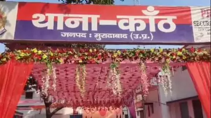 कांठ: कांठ थाना क्षेत्र के एक गांव निवासी किशोरी को बहला-फुसलाकर भाग ले जाने के आरोप में दी गई तहरीर