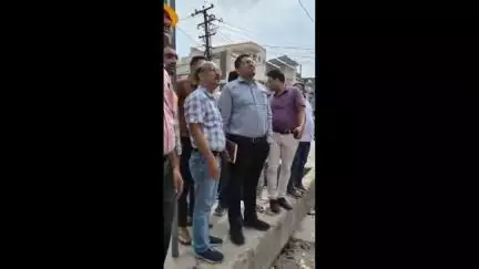 बीरबल चौक के पास प्रशासन ने तीन मंजिला झुकी बिल्डिंग को कराया ध्वस्त
