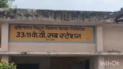खैर: गांव मानपुर में ट्रांसफार्मर फूक जाने के कारण लोगों ने खैर बिजली घर पर जमकर विरोध प्रदर्शन किया