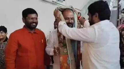 కేంద్ర హోం శాఖ మంత్రి బండి సంజయ్ కు తిరుపతి బిజెపి నాయకులు ఘన స్వాగతం పలికారు