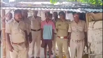 पताही: पताही पुलिस की सख्ती से घबराकर लूट के एक आरोपी ने कुर्की जब्ती कार्रवाई के दौरान पुलिस के समक्ष किया आत्मसमर्पण