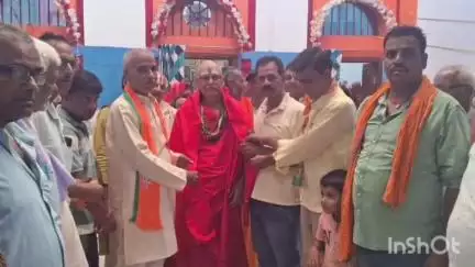 पांडू: पांडू में भाजपा कार्यकर्ताओं ने अंगवस्त्र भेंट कर आशीर्वाद लिया