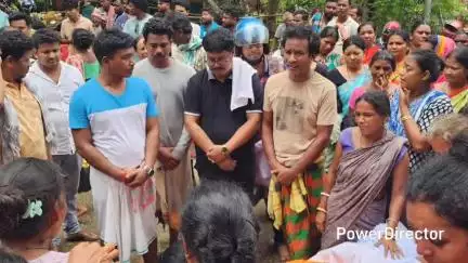 ବାଙ୍ଗିରିପୋଷି: ଡୁମୁରଢିଆ ଗ୍ରାମର ୰ଦୁଖୀଆ ହେମ୍ବ୍ରମ ଙ୍କ ଦେହାନ୍ତ ଖବର ପାଇ  ତାଙ୍କ ଅନ୍ତିମ ଦର୍ଶନ କରିବା ସହ ଶ୍ରଦ୍ଧାଞ୍ଜଳି ଅର୍ପଣ କଲେ ସୁଦାମ ମାରାଣ୍ଡି