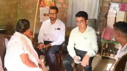 দলগাঁও ভাগ: গৰুখুতি প্ৰকল্পৰ কৃষি সৈনিক প্ৰয়াত পৱিত্ৰ ভড়ালীৰ কুৰুৱা স্থিত বাসগৃহত উপস্থিত হৈ পৰিয়ালবৰ্গক জিলা আয়ুক্তৰ সমবেদনা