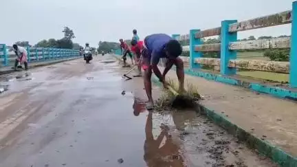 বিনপুর ১: ঝাড়গ্রাম ও বাঁকুড়ার যোগাযোগের এইমুহুর্তে একমাত্র ভরসা পাপটপুর ব্রিজের ম্যানহোল ও জমে থাকা কাদা পরিস্কার করল পুলিশ