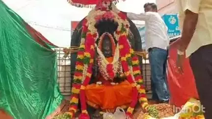 அரியலூர்: நகரில் மேல தெருவிலுள்ள, படைபத்து மாரியம்மன் திருக்கோவிலுக்கு கொண்டுவரப்பட்ட புதிய சுவாமி திருவுருவ சிலை