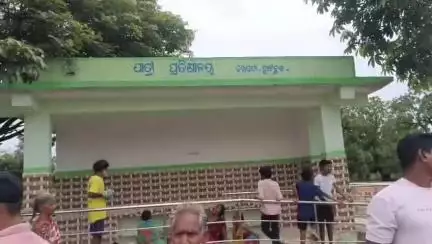 ଅନୁଗୋଳ: ବରପଦା ହାଟ ଛକ ନିକଟରେ ଥିବା ବସ ଷ୍ଟାଣ୍ଡ ଠାରେ ଜଣେ ଶିକ୍ଷକଙ୍କ ସଂଦେହ ଜନକ ଅବସ୍ଥାରେ ମୃତ୍ୟୁ