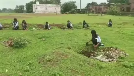 प्रतापगढ़: बमोतर विद्यालय में गुरुपूर्णिमा पर पौधारोपण कर हराभरा राजस्थान बनाने का संकल्प लिया, छात्र-छात्राएं हुए प्रेरित