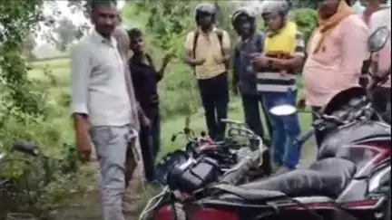 चेवाड़ा: शेखपुरा-सिकंदरा मार्ग पर अंदौली मोड़ के पास जेसीबी और बाइक की टक्कर, एक युवक घायल, बाइक हुई क्षतिग्रस्त