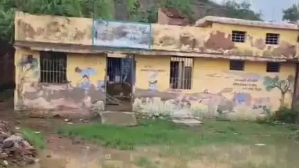 पटेरा: पटेरा में आंगनबाड़ी केंद्र में कीचड़ व जलभराव, बच्चे परेशान