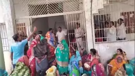 ନୟାଗଡ: ନୂଆଗାଁ ବ୍ଲକ କାର୍ଯ୍ୟାଳୟ ପରିସରର ଘେରାଉ କଲେ ଉଦୟପୁର ପଞ୍ଚାୟତର ଶତାଧିକ ମହିଳା