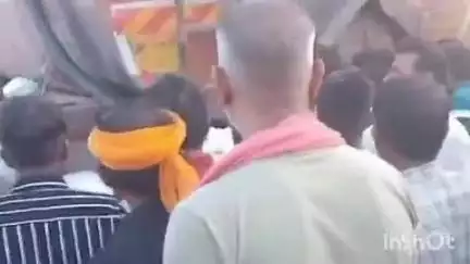 बहराइच: चिलवरिया चौराहे के पास अनियंत्रित होकर कार तारकोल के टैंकर से टकराई, टला बड़ा हादसा