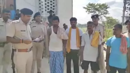 मोतिहारी: कुर्की करने पहुंची मुफस्सिल थाना पुलिस के समक्ष चार अभियुक्तों ने किया आत्मसमर्पण