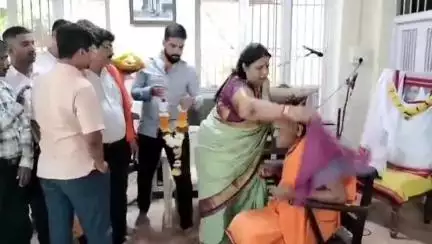 ಕಾರವಾರ: ಗುರುಪೂರ್ಣಿಮೆ ಅಂಗವಾಗಿ ನಗರದಲ್ಲಿ ಬಿಜೆಪಿ ವತಿಯಿಂದ ಗುರುಗಳಿಗೆ ಗೌರವ ಸಮರ್ಪಣೆ