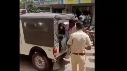 पुरानी आबादी में पुलिस की गाड़ी से उतरकर दो नशेड़ी आपस में लात-घुसे चलाते रहे, पुलिस ने देखा तमाशा