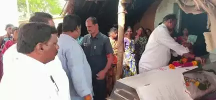 గద్వాల్: అలంపూర్: బస్సాపురం రంగమ్మ పార్థివదేహానికి  పూలమాలవేసి నివాళులర్పించిన  ఎమ్మెల్యే కృష్ణమోహన్ రెడ్డి
