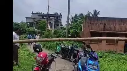 হলদিয়া: বেড়া দিয়ে হলদিয়া বাড়বাসুদেবপুরে শ্রুতি প্রতিবন্ধী স্কুলের গেট ঘিরে দিল দুষ্কৃতীরা, আটক 3