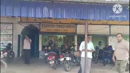 খানাকুল ১: কুমুড়সা অঞ্চলে তৃণমূলের গোষ্ঠীকোন্দল, তৃণমূলের ব্লক সভাপতিকে হেনস্তা করার অভিযোগ তৃণমূলের প্রধানের বিরুদ্ধে