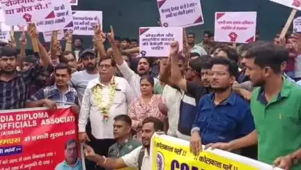 धनबाद/केंदुआडीह: AIDEOA ने माइनिंग अभ्यर्थियों के हित में खान सुरक्षा महानिदेशालय को मांग पत्र सौंपा, रणधीर वर्मा चौक पर किया प्रदर्शन