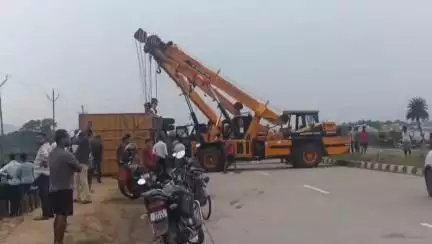 ଅନୁଗୋଳ: ୫୫ ନମ୍ୱର ଜାତୀୟ ରାଜପଥ ବାଇପାସରେ ଓଲଟି ଥିବା କଣ୍ଟେନରକୁ ଉଠାଇଲା ହାଇଡ୍ରା