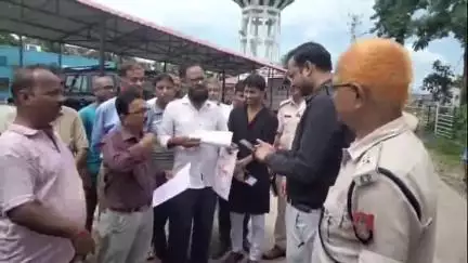 শিলচর: রেলওয়ে ট্র্যাক পুনরুদ্ধারের দাবিতে বদরপুরে রেলের এরিয়া ম্যানেজারকে ডেপুটেশন প্রদান রেলওয়ে বিভাগ বাস্তবায়ন দাবি কমিটির