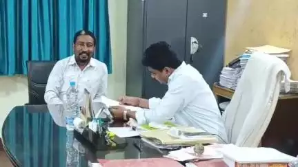 आदित्यपुर गम्हरिया: जिला परिषद अध्यक्ष और सदस्य और CO गम्हरिया के बीच लंबित योजनाओं को धरातल पर लाने को लेकर बैठक की गई