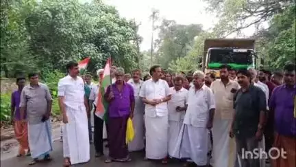 പട്ടാമ്പി: റോഡ് തകർച്ച, ചാലിശ്ശേരിയിൽ സംസ്ഥാന പാത ഉപരോധിച്ച് കോൺഗ്രസ്സ് പ്രതിഷേധം
