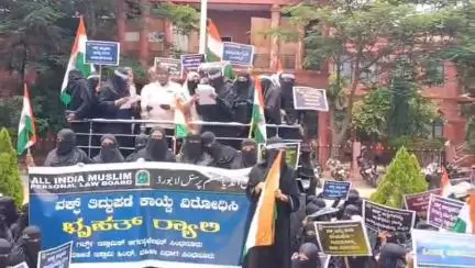 ಸಿಂಧನೂರು: ವಕ್ಫ್ ತಿದ್ದುಪಡಿ ಕಾಯ್ದೆ ವಿರೋಧಿಸಿ ನಗರದಲ್ಲಿ ರಸ್ತೆಗಿಳಿದು ಮುಸ್ಲಿಂ ಮಹಿಳೆಯರ ಪ್ರತಿಭಟನೆ