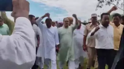 ধুবুৰী ভাগ: চাপৰত উচ্ছেদিতৰ বিৰুদ্ধে প্ৰতিবাদ কৰাত ৰাজপথতে আৰক্ষীয়ে আটক কৰে এআইইউডিএফৰ ৯ গৰাকী বিধায়কক