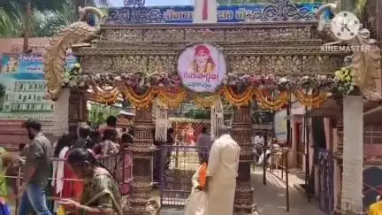 గురు పౌర్ణమి సందర్భంగా పట్టణంలోని అన్ని దేవాలయాల్లో ప్రత్యేక పూజా కార్యక్రమాలు, భక్తుల రద్దీ