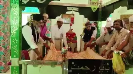 सुसनेर: गुरु पूर्णिमा पर दरगाह बड़ेपीर साहब बनी हिंदू-मुस्लिम एकता की मिसाल, तबर्रुक भोजन वितरण कर निभाई इंसानियत की परम्परा
