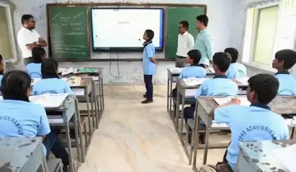 పెద్దపల్లి: అడవి శ్రీరాంపూర్‌లోని జిల్లా పరిషత్ హైస్కూల్‌ను సందర్శించిన కలెక్టర్ కోయశ్రీ హర్ష