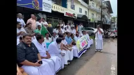 ഹൊസ്ദുർഗ്: കാസർഗോഡ്-കാഞ്ഞങ്ങാട് കെഎസ്ടിപി റോഡ് മരണക്കുഴിയായി, പള്ളിക്കരയിൽ യു.ഡി.എഫിന്റെ പ്രതിഷേധ സദസ്സ്