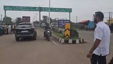 ସୁକିନ୍ଦା: ମିଲିଟାରୀ ଛକ ସ୍ଥିତ ଧାରଣା ସ୍ଥଳରୁ ଚେତାଶୂନ୍ୟ ଡ଼୍ରାଇଭରଙ୍କୁ ମେଡିକାଲରେ ଭର୍ତ୍ତି କଲେ ପ୍ରୀତିରଞ୍ଜନ ଘଡାଇ
