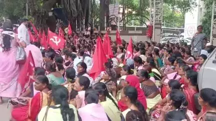 सातारा: जिल्हा परिषदेसमोर जनसुरक्षा कायद्याच्या निषेधार्थ अंगणवाडी सेविकांचे आंदोलन