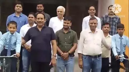 पिछोर: शासकीय मॉडल उच्च माध्यमिक विद्यालय पिछोर में गुरु पूर्णिमा पर विधायक ने छात्रों को वितरित की मुफ्त साइकिलें