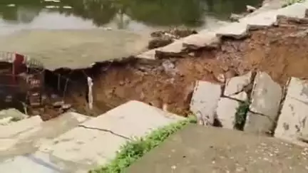 कांके: रांची और आसपास के इलाकों में लगातार बारिश से जलजमाव, बटन तालाब का किनारा बहा