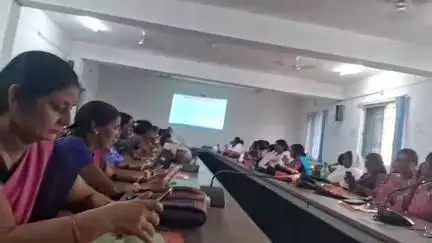 टुंडी: प्रखंड कार्यालय में निर्वाचन क्षेत्र की त्रुटिरहित मतदाता सूची के लिए बीएलओ को प्रशिक्षण दिया गया