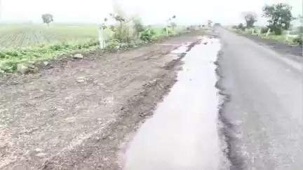 मुर्तीजापूर: हिरपुर ते रोहणा रोडच्या दुपदरीकरणाच्या कामात कंत्राटदाराची मनमानी : शरद पवार युवक आघाडीचे प्रदेश उपाध्यक्ष संदीप जळमकर
