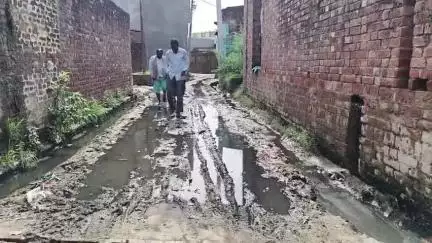 चंदौसी: फरीदपुर खास गांव में गंदगी और कीचड़ भरे रास्ते से निकलने को ग्रामीण मजबूर #jansamsaya