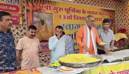 पचोर: मथुरा में पचोर गिरिराज भक्त मंडल के भंडारे में पहुंचे मंत्री और सांसद, आशीर्वाद लेकर प्रसाद बांटा