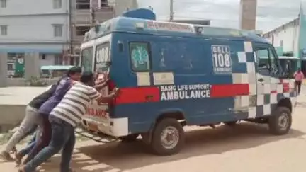 పులివెందుల: వేంపల్లి ప్రభుత్వాసుపత్రి వద్ద మొరాయించిన 108 వాహనం