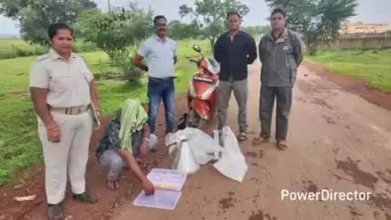 ଡାବୁଗାଁ: ସାନ ମସିଗାଁ ଛକରେ ଅବକାରି ପୋଲିସର ଚଢ଼ାଉ 20ଲି ଦେଶୀ ମଦ ସହ ବାଇକ ଜବତ