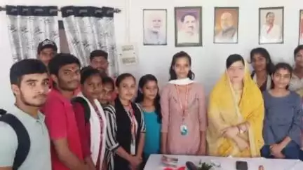 सिहावल: आदर्श परिवार के छात्र एवं शिक्षकों ने सीधी विधायक से मुलाकात कर सम्मानित किया